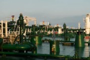天天吉历国际油价周二收高 地缘政治担忧与美元走弱双重支撑
